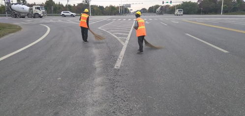 如東公路分中心清理路面石子保安全